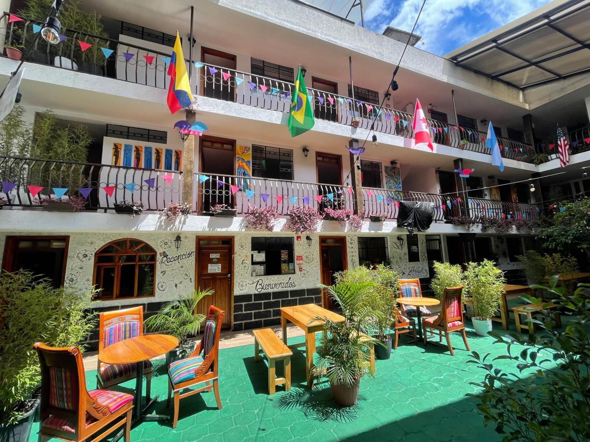 El Jardin Escondido Party Hostel Баньйос Екстер'єр фото